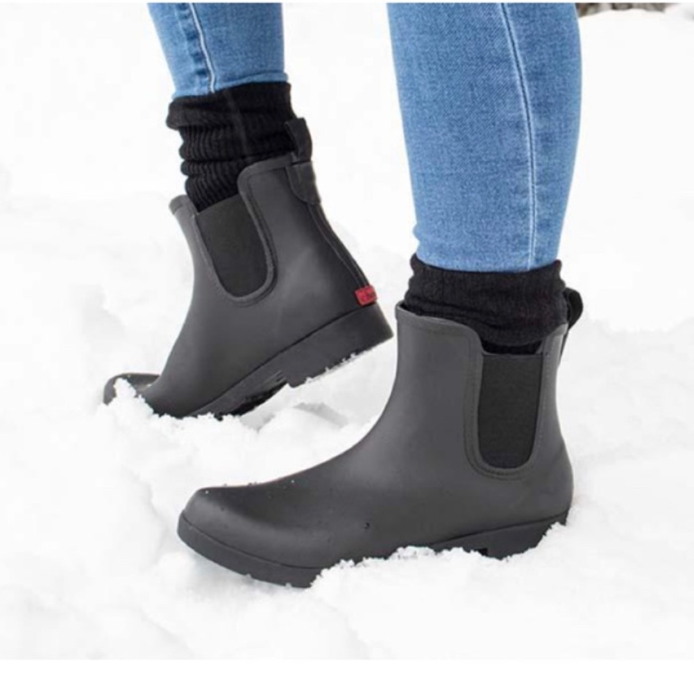 Chooka Eastlake Black Chelsea Boot Women NWOB
